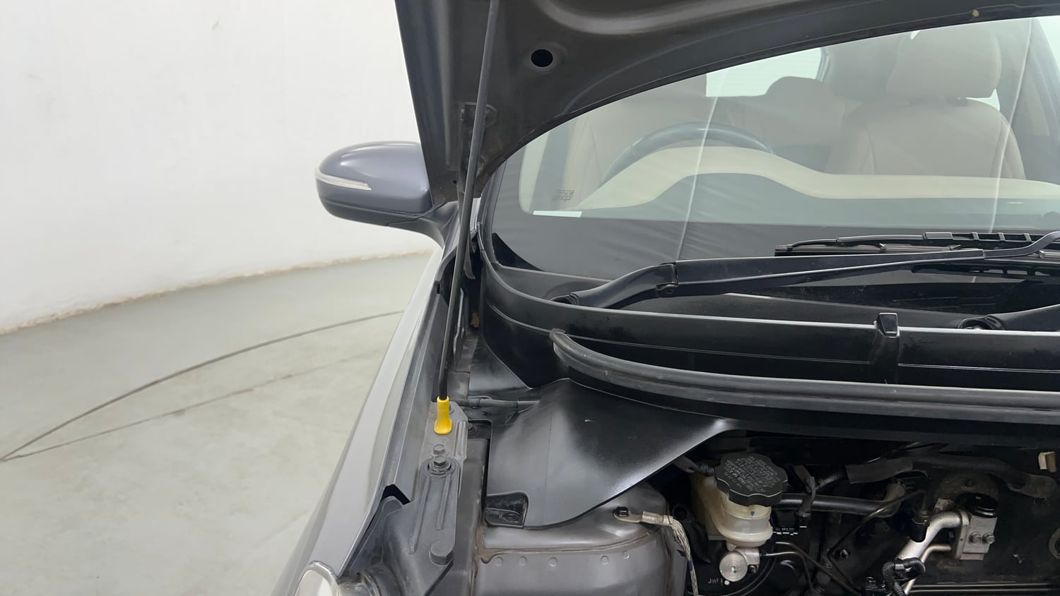Used 2014 Hyundai Elite i20 Sportz 1.2 Petrol Manual engine ENGINE RIGHT SIDE HINGE & APRON VIEW
