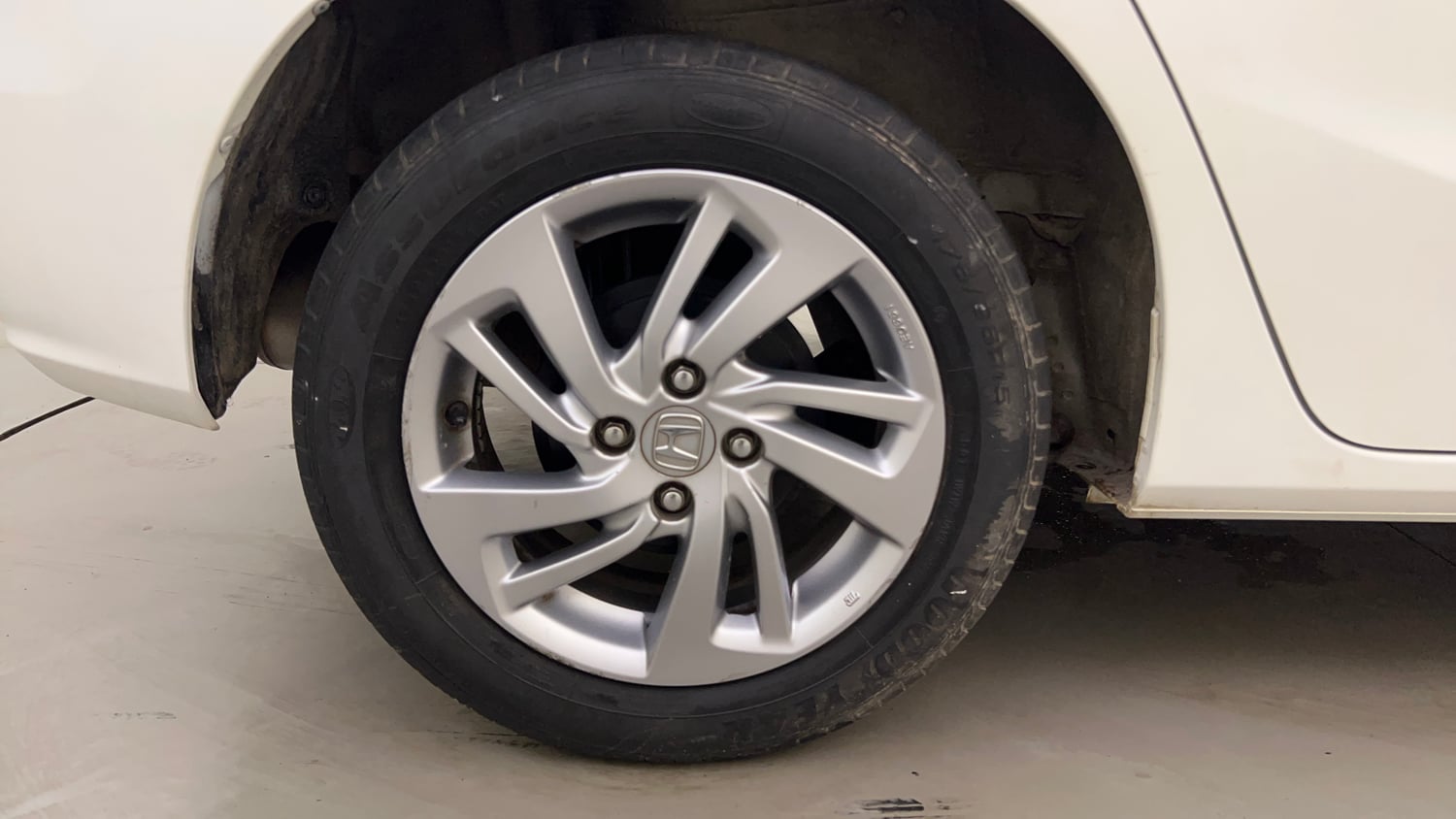 Used 2021 Honda Jazz VX CVT Petrol Automatic tyres RIGHT REAR TYRE RIM VIEW