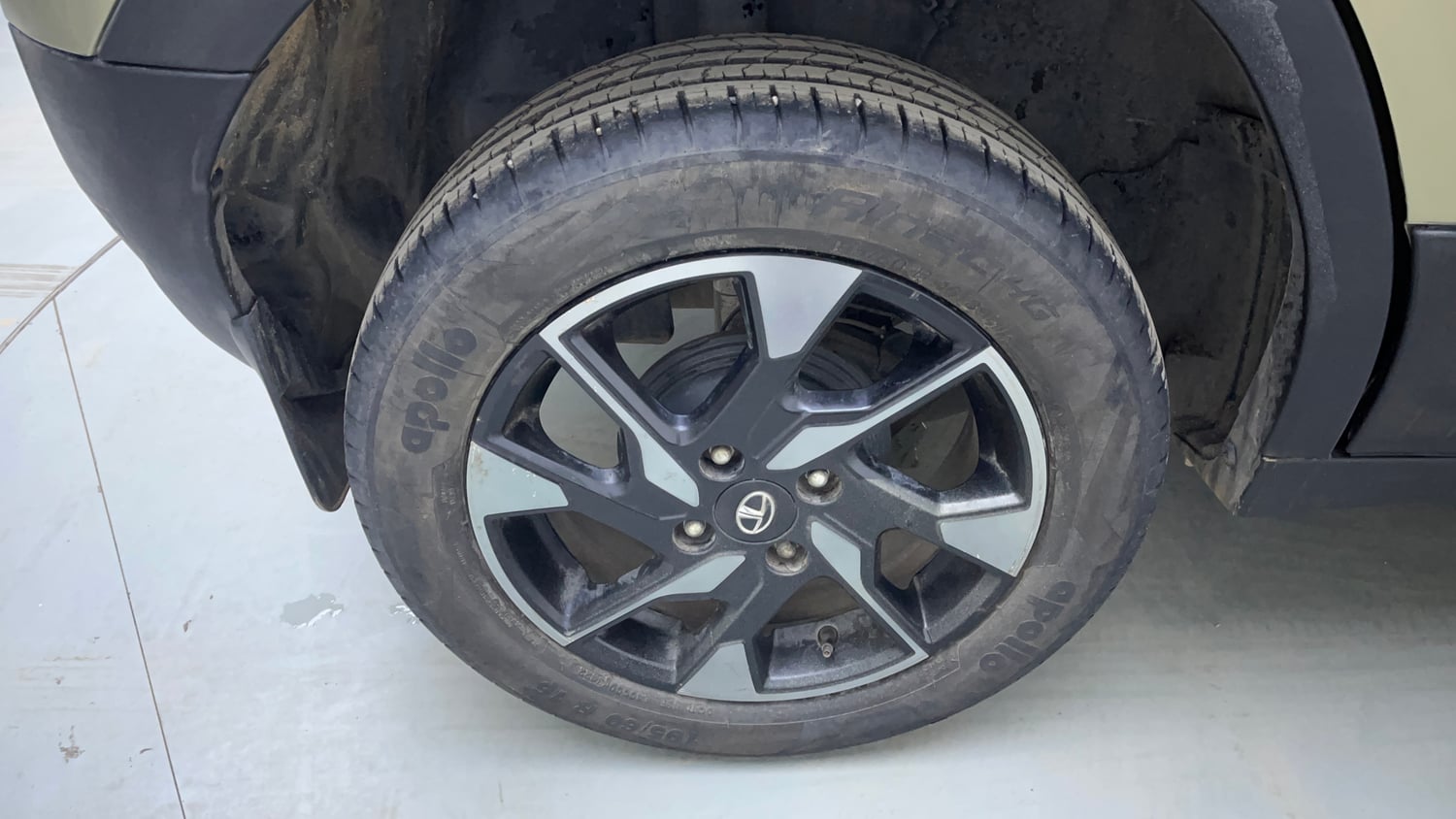 Used 2022 Tata Punch Kaziranga Creative AMT Petrol Automatic tyres RIGHT REAR TYRE RIM VIEW