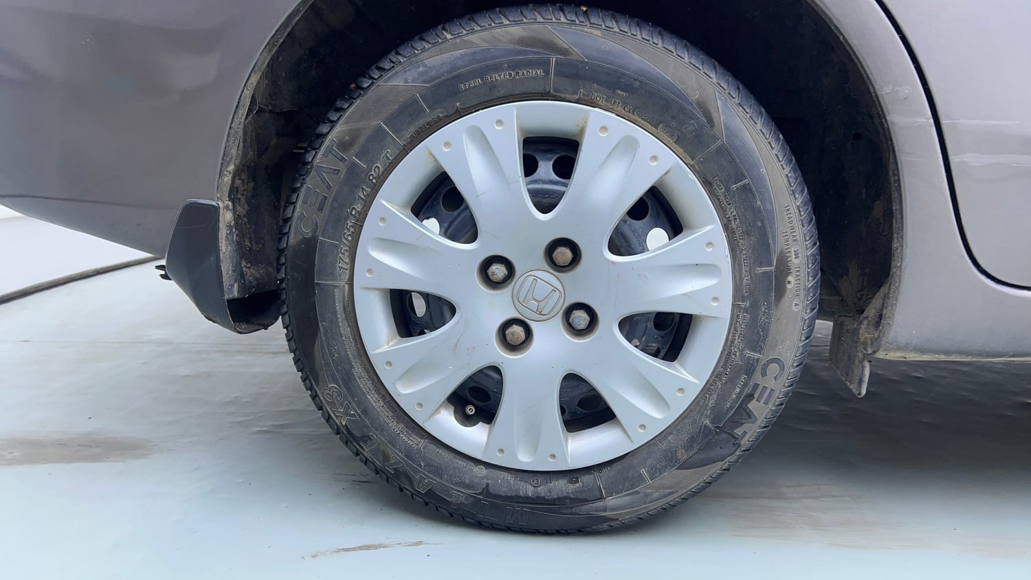 Used 2015 Honda Amaze 1.2 S i-VTEC Petrol Manual tyres RIGHT REAR TYRE RIM VIEW