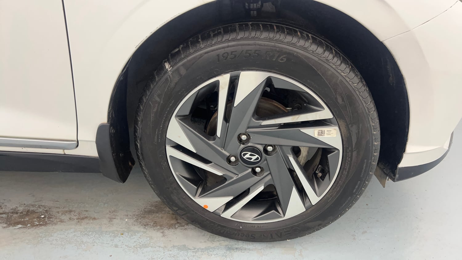 Used 2022 Hyundai i20 Asta 1.2 MT Petrol Manual tyres RIGHT FRONT TYRE RIM VIEW