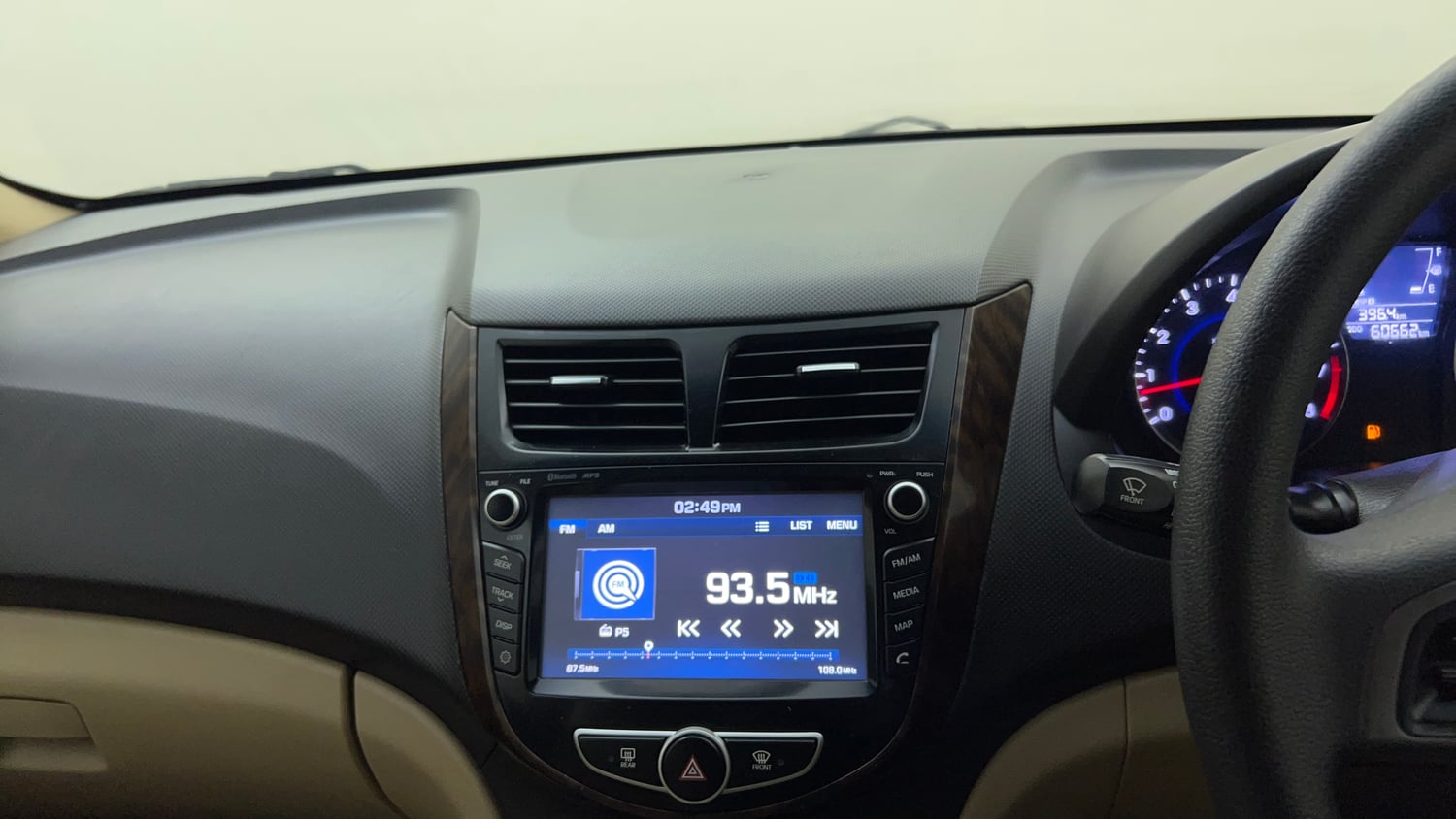 Used 2016 Hyundai Verna 1.6 VTVT SX Petrol Manual top_features Touch screen infotainment system
