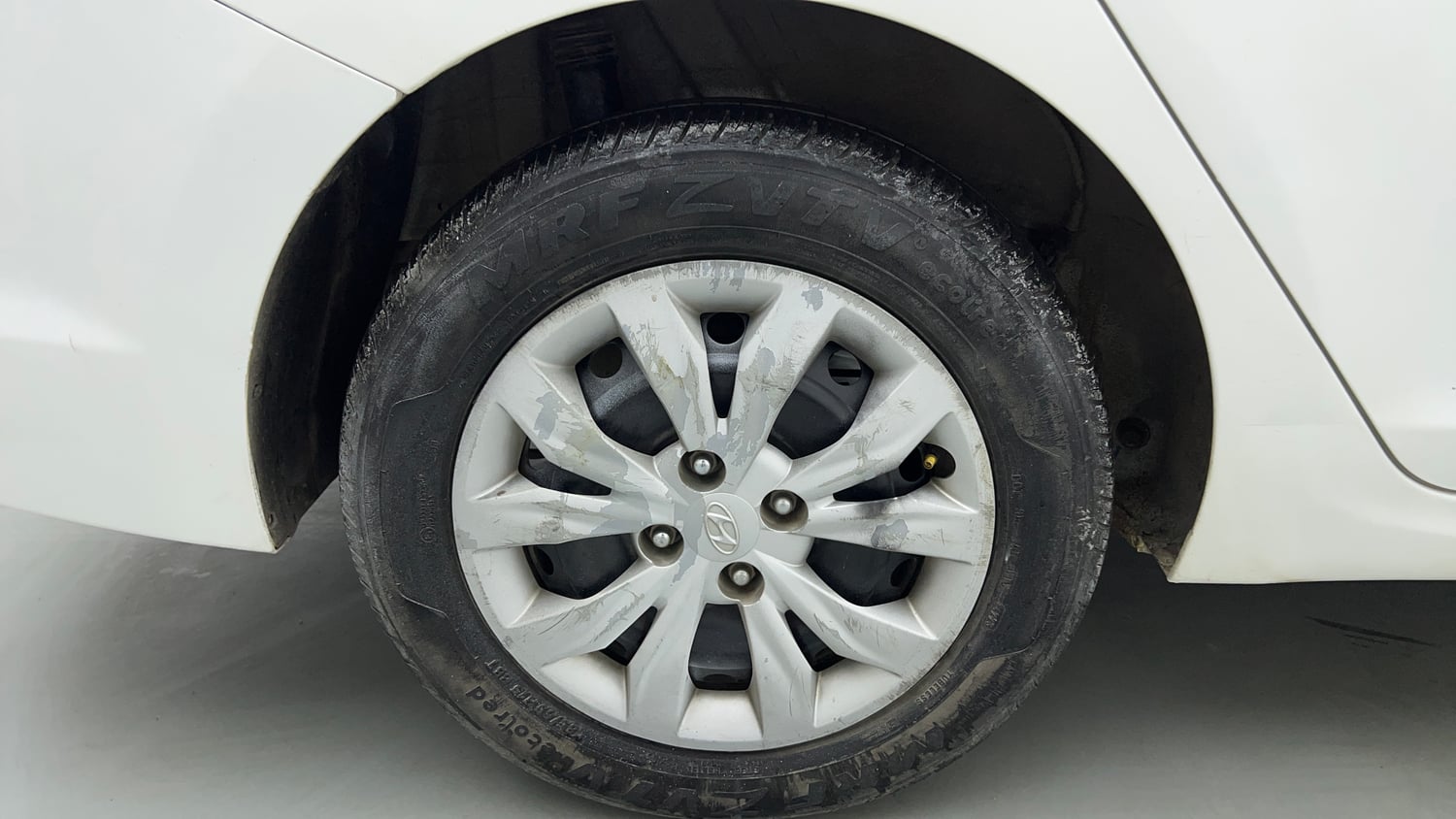 Used 2019 Hyundai Verna 1.4 VTVT EX Petrol+cng(outside fitted) Cng Manual tyres RIGHT REAR TYRE RIM VIEW