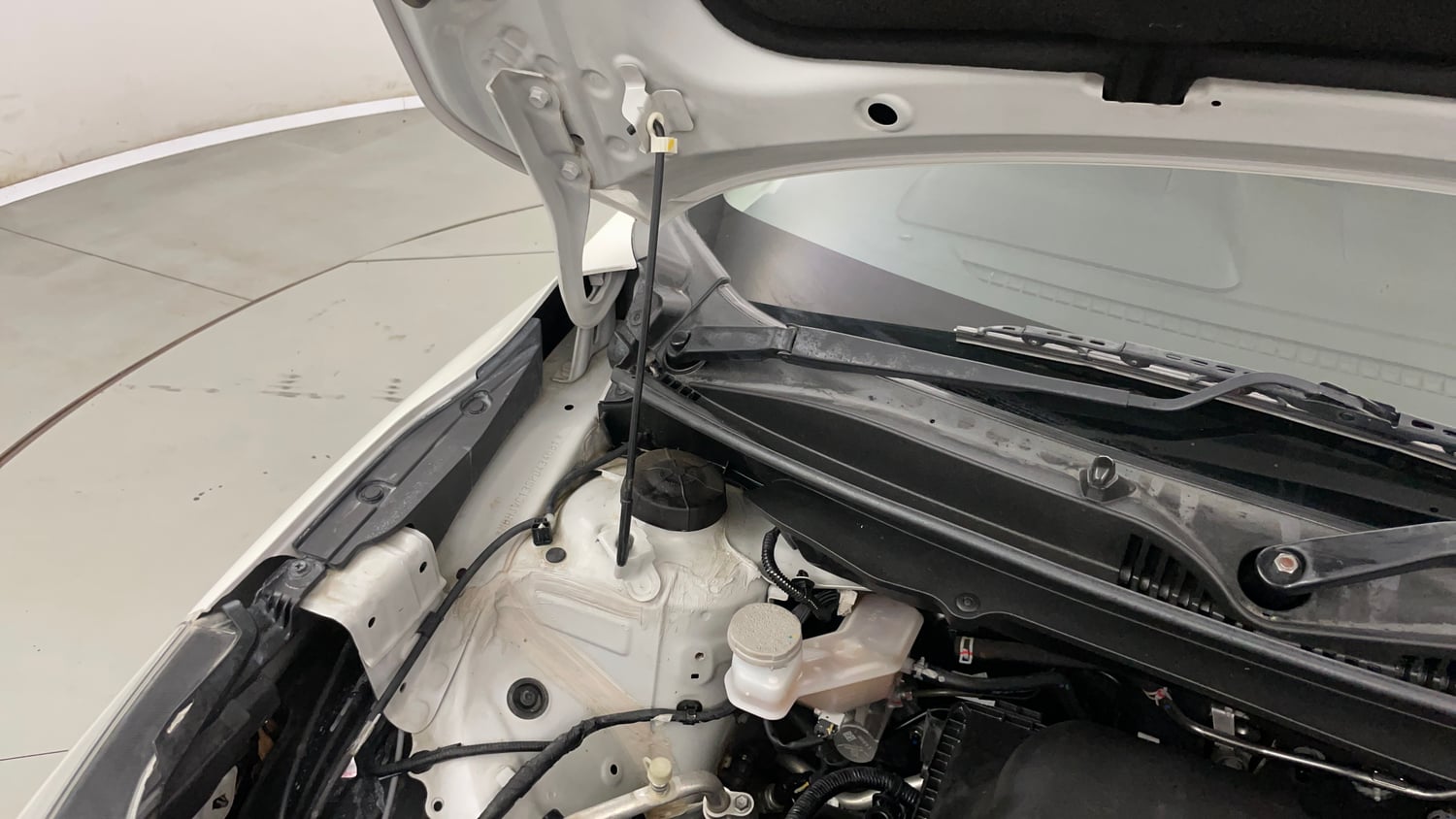 Used 2023 Toyota Glanza V Petrol Manual engine ENGINE RIGHT SIDE HINGE & APRON VIEW