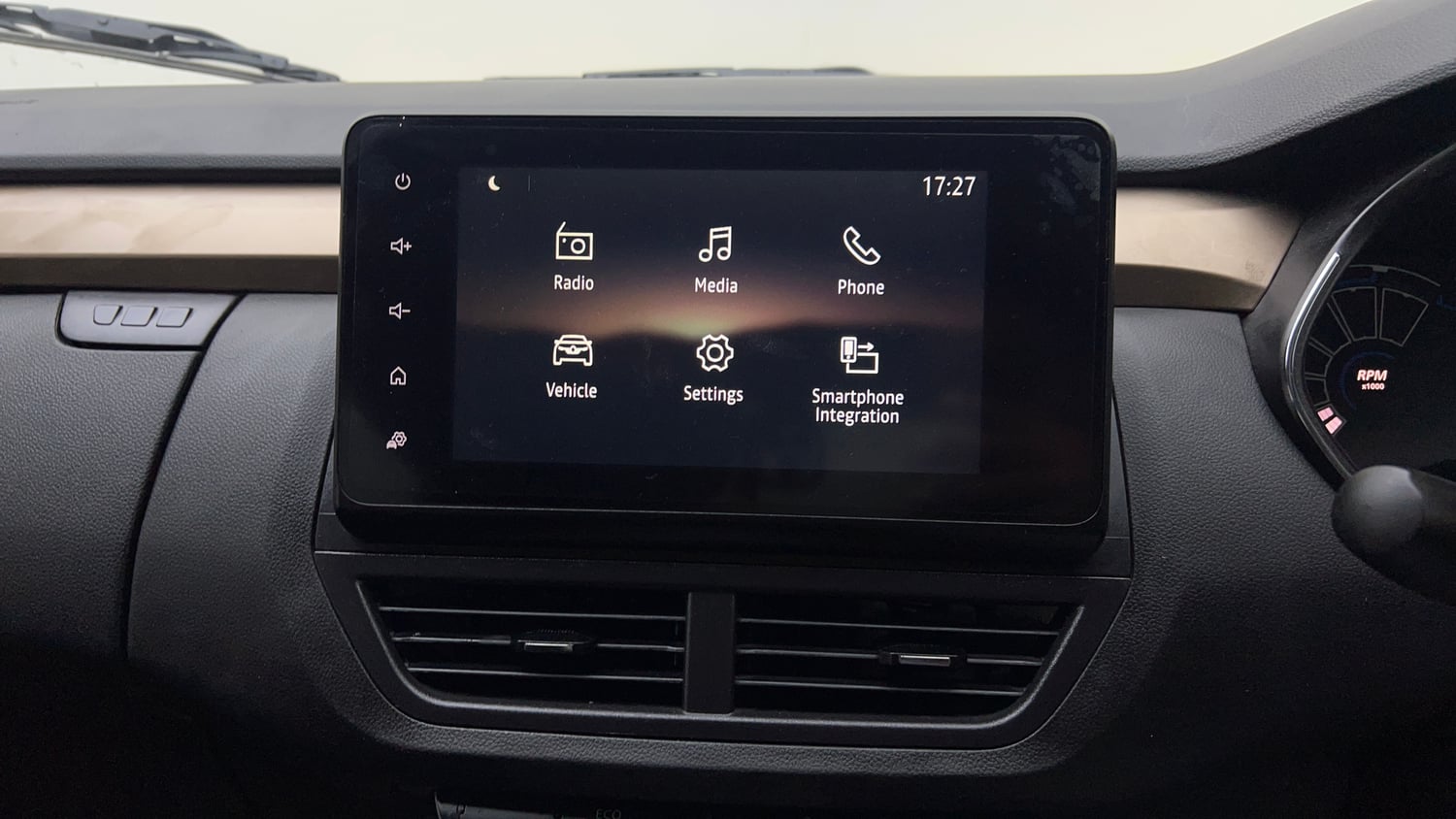 Used 2022 Renault Kiger RXT (O) Turbo CVT Petrol Automatic top_features Integrated (in-dash) music system