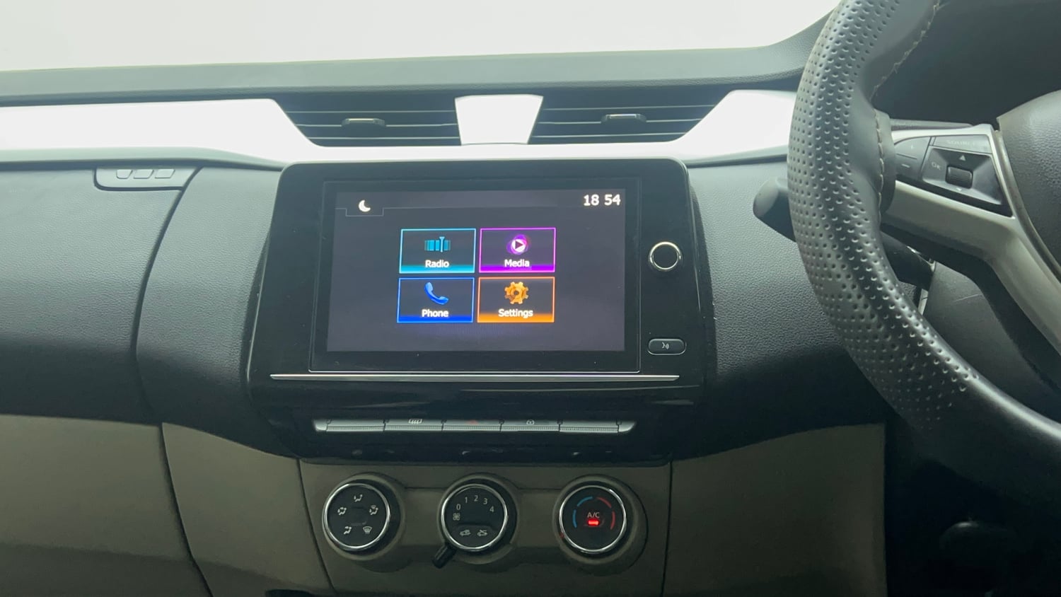 Used 2022 Renault Triber RXZ Petrol Manual top_features Integrated (in-dash) music system