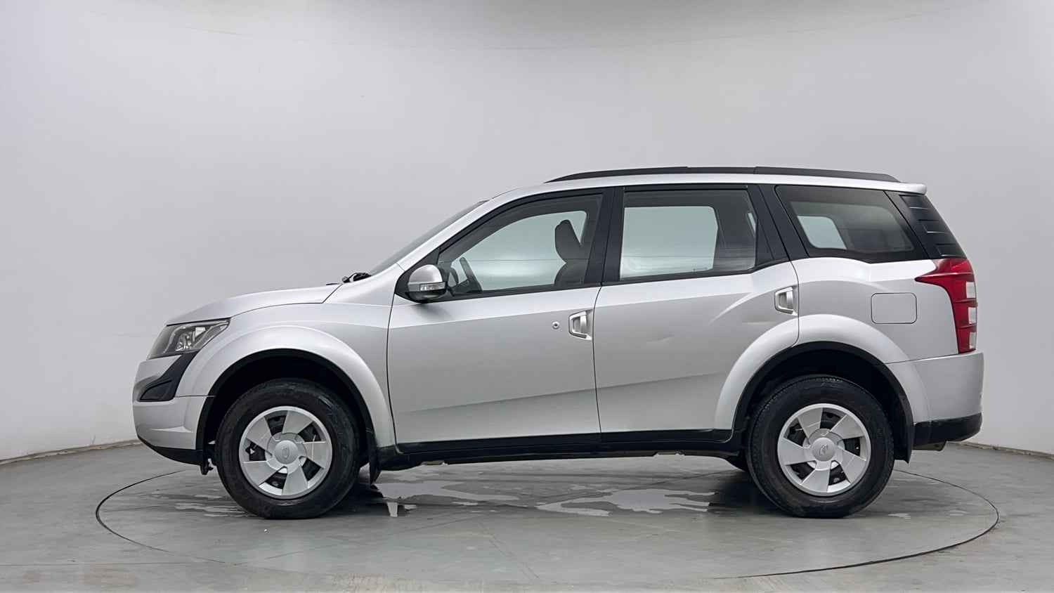 Used 2015 Mahindra XUV500 W6 Diesel Manual exterior LEFT SIDE VIEW