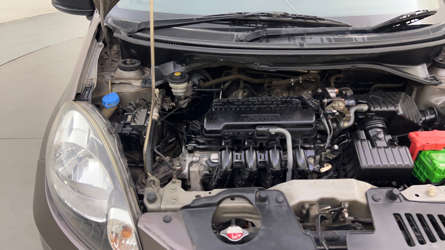 Used 2015 Honda Amaze 1.2 SX i-VTEC Petrol Manual engine ENGINE RIGHT SIDE HINGE & APRON VIEW