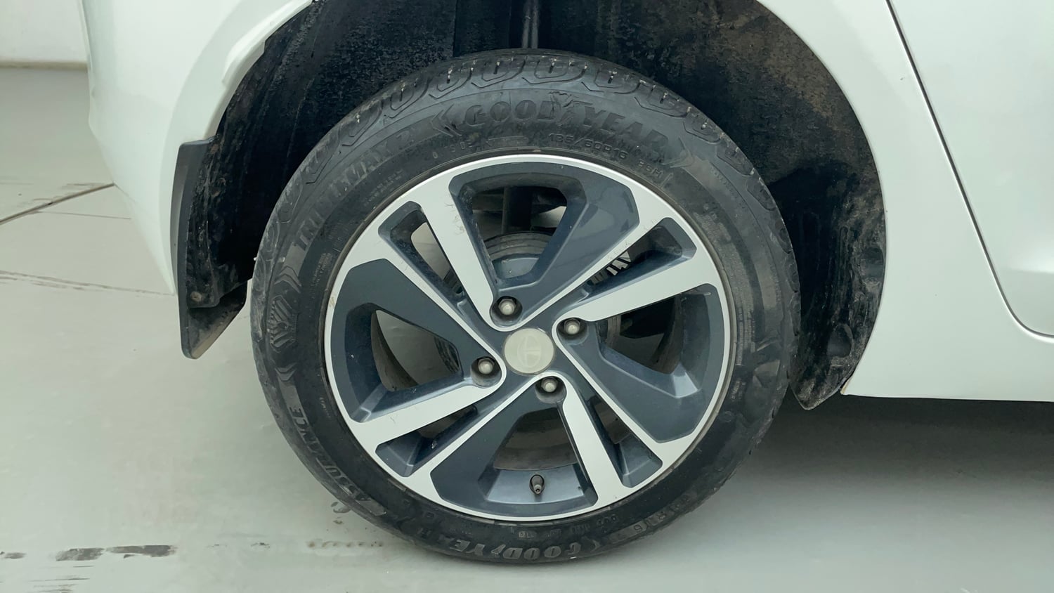 Used 2023 Tata Altroz XZ Diesel Diesel Manual tyres RIGHT REAR TYRE RIM VIEW