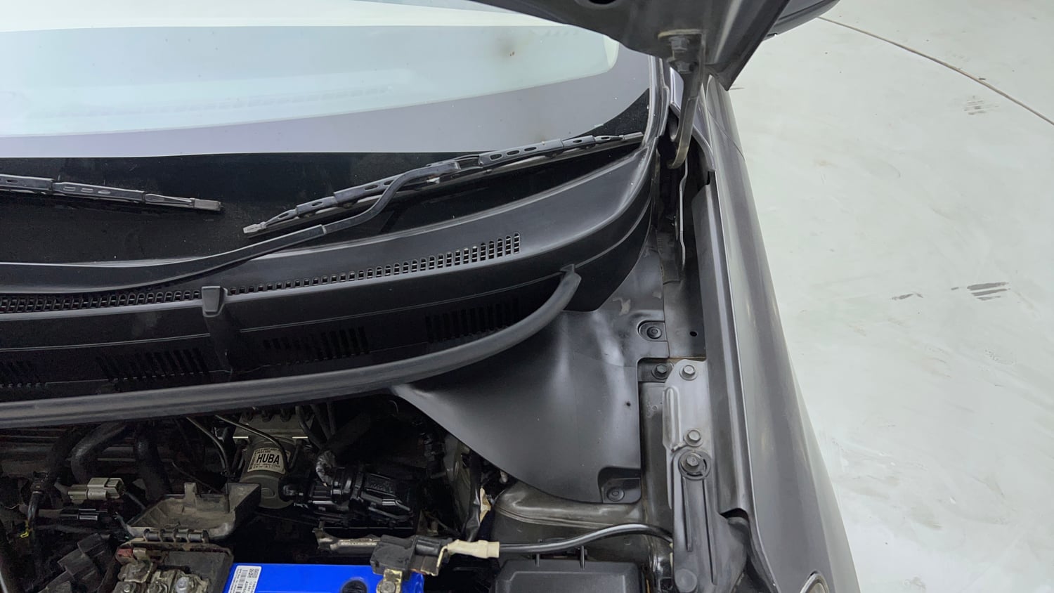 Used 2014 Hyundai Elite i20 Asta 1.2 Petrol Manual engine ENGINE LEFT SIDE HINGE & APRON VIEW