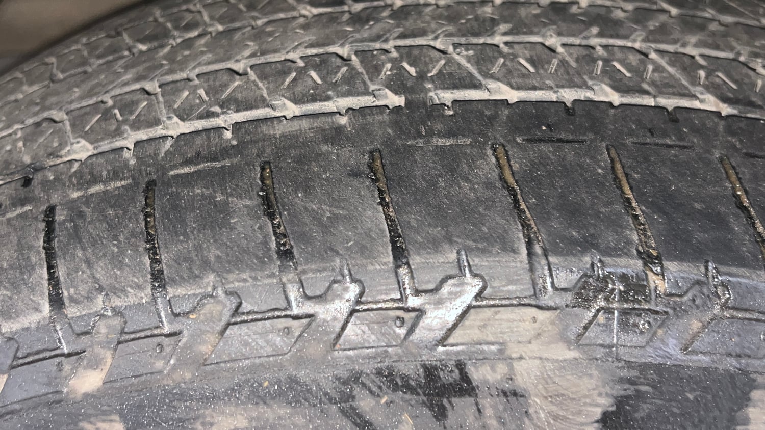 Used 2015 Mahindra XUV500 W6 Diesel Manual tyres LEFT FRONT TYRE TREAD VIEW
