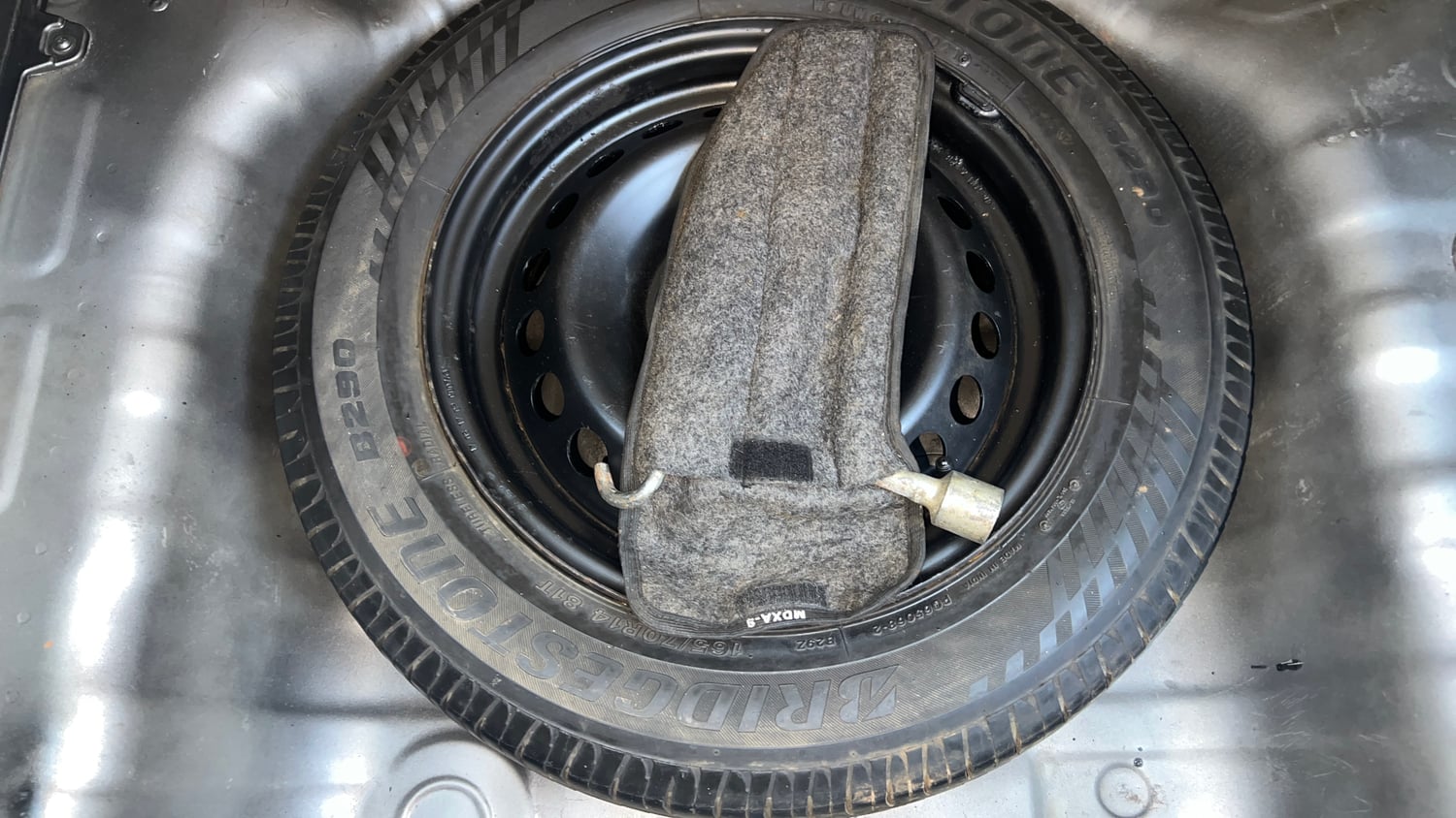 Used 2017 Hyundai Grand i10 Sportz (O) U2 1.2 CRDi Diesel Manual tyres SPARE TYRE VIEW