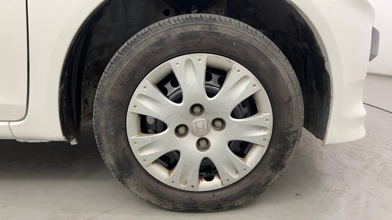 Used 2013 Honda Brio S MT Petrol Manual tyres RIGHT FRONT TYRE RIM VIEW