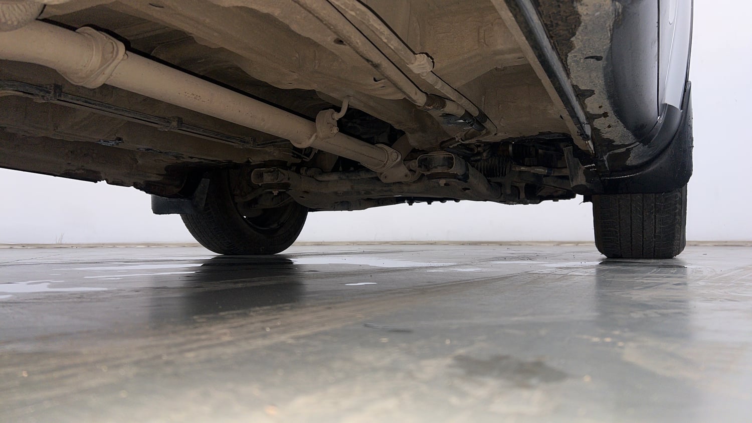 Used 2015 Mahindra XUV500 W6 Diesel Manual extra REAR RIGHT UNDERBODY VIEW