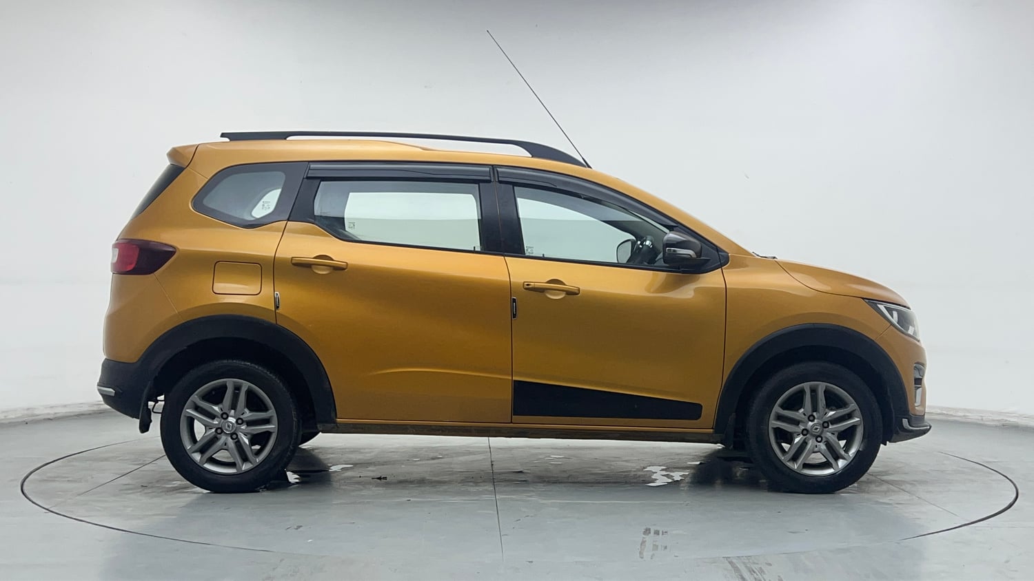 Used 2022 Renault Triber RXZ Petrol Manual exterior RIGHT SIDE VIEW