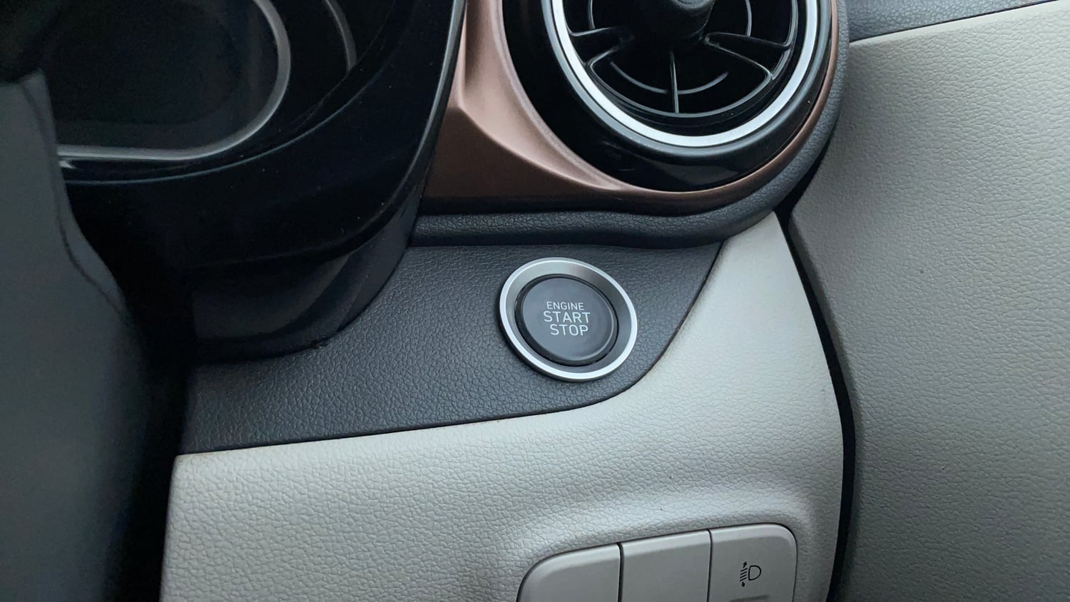 Used 2022 Hyundai Aura SX 1.2 Petrol Petrol Manual top_features Keyless start