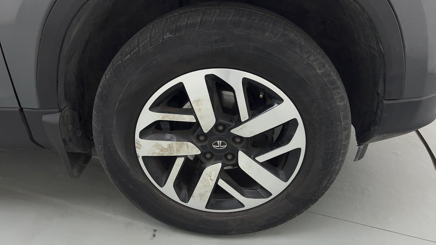Used 2023 Tata Harrier XZA Plus Diesel Automatic tyres RIGHT FRONT TYRE RIM VIEW
