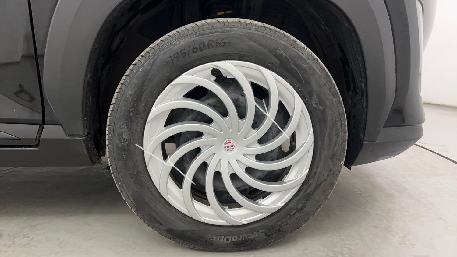 Used 2024 Nissan Magnite XE Petrol Manual tyres RIGHT FRONT TYRE RIM VIEW