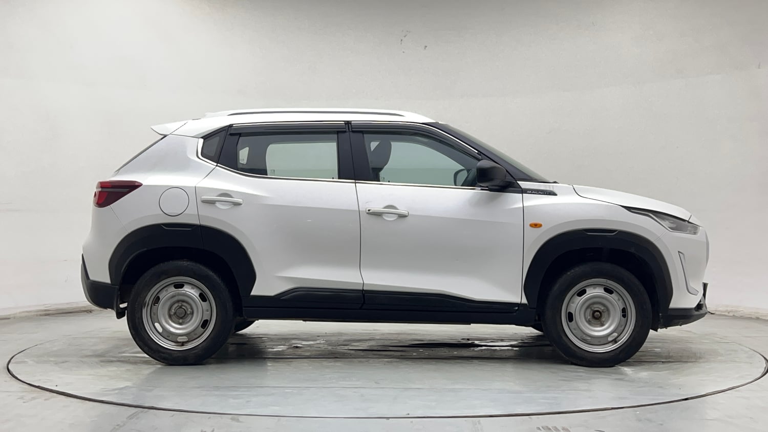 Used 2023 Nissan Magnite XE Petrol Manual exterior RIGHT SIDE VIEW