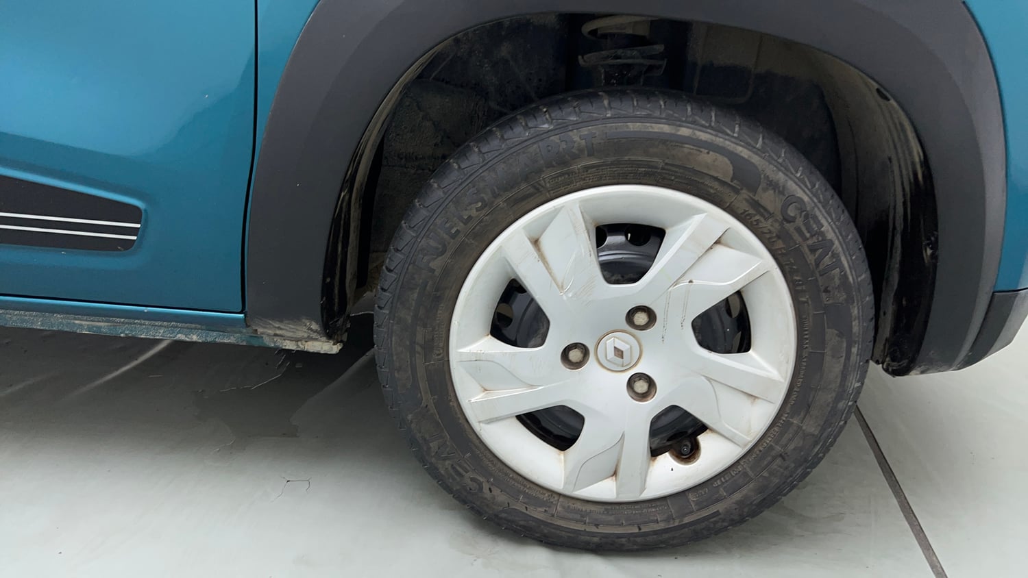Used 2022 Renault Kwid RXT 1.0 AMT Petrol Automatic tyres RIGHT FRONT TYRE RIM VIEW