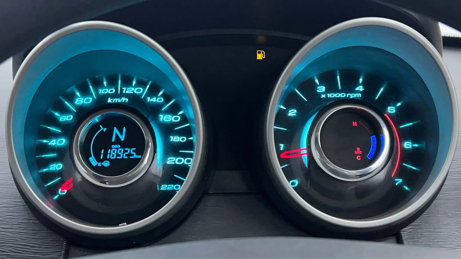 Used 2015 Mahindra XUV500 W6 Diesel Manual interior CLUSTERMETER VIEW