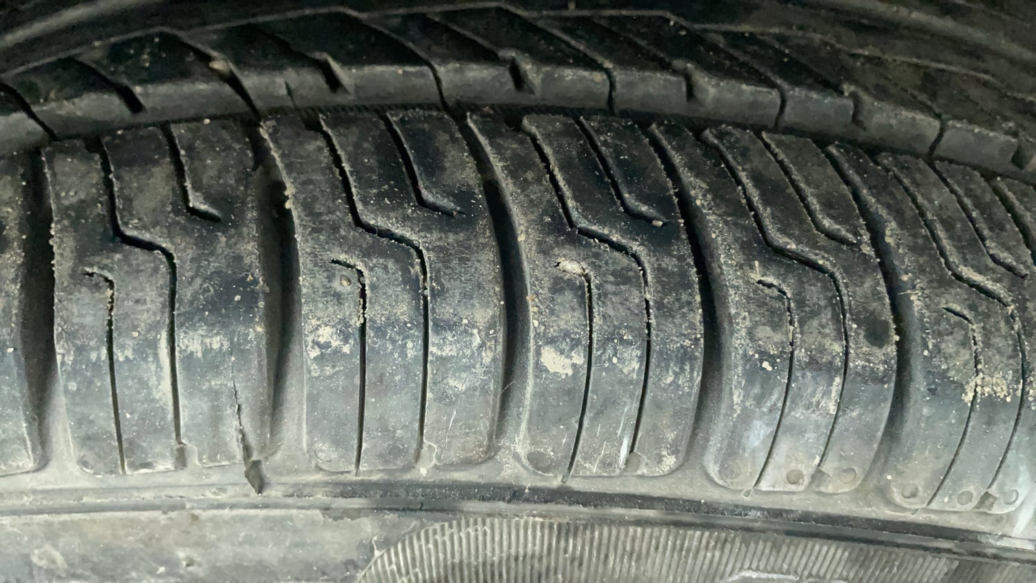 Used 2016 Ford Figo Trend 1.2 Ti-VCT Petrol Manual tyres RIGHT FRONT TYRE TREAD VIEW