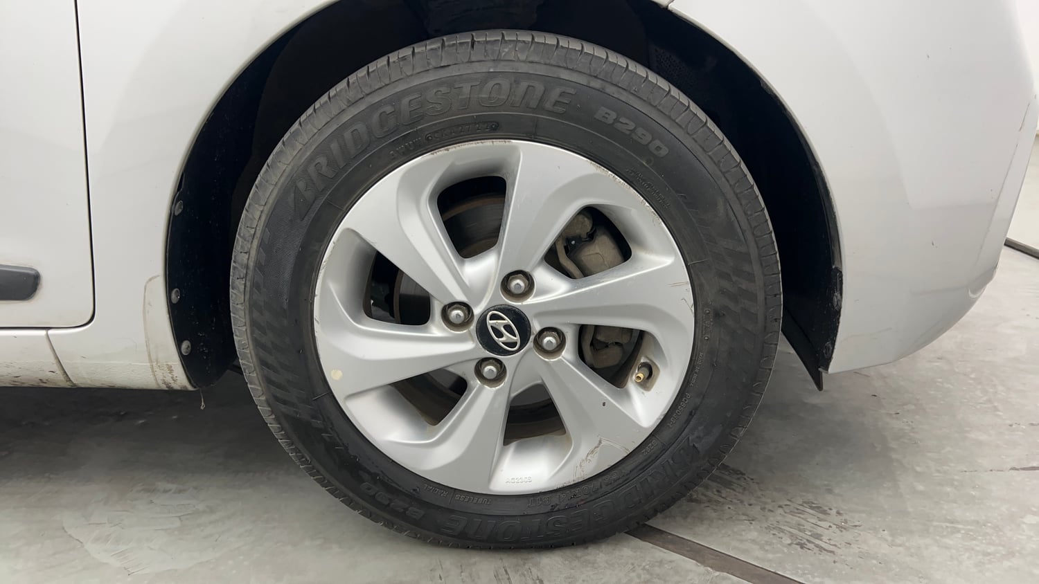 Used 2018 Hyundai Xcent SX Petrol Manual tyres RIGHT FRONT TYRE RIM VIEW