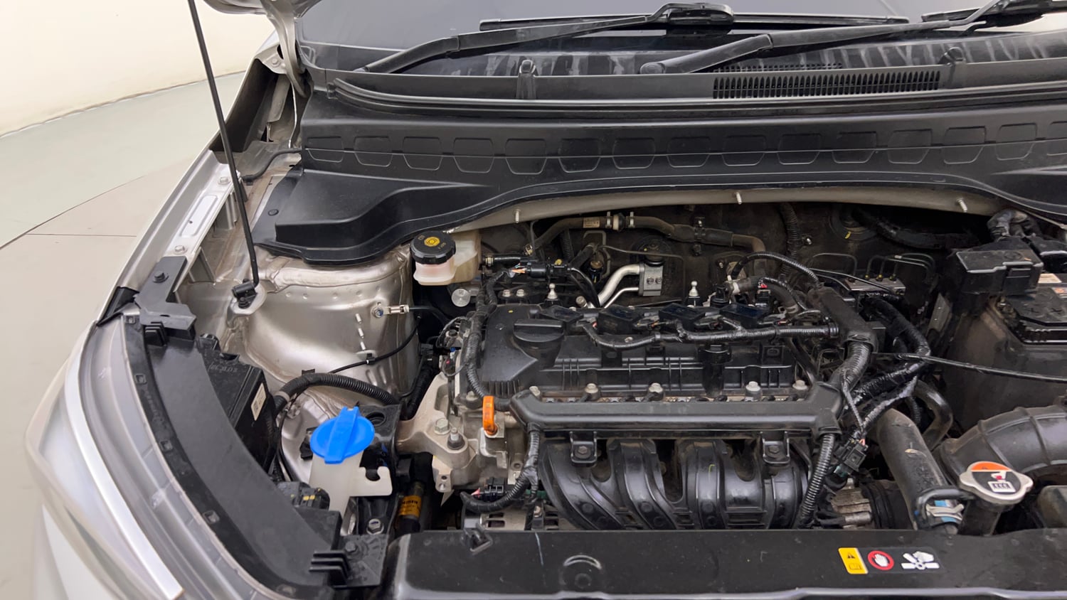 Used 2022 Kia Sonet HTK Plus 1.2 Petrol Manual engine ENGINE RIGHT SIDE HINGE & APRON VIEW