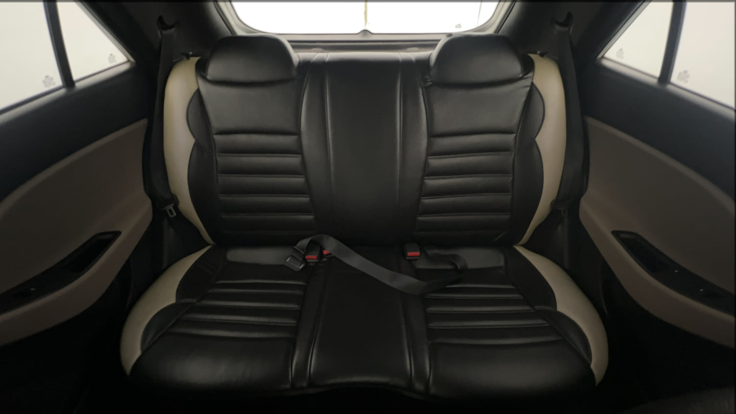 Used 2015 Hyundai Elite i20 Magna 1.2 Petrol Manual interior REAR SEAT CONDITION VIEW