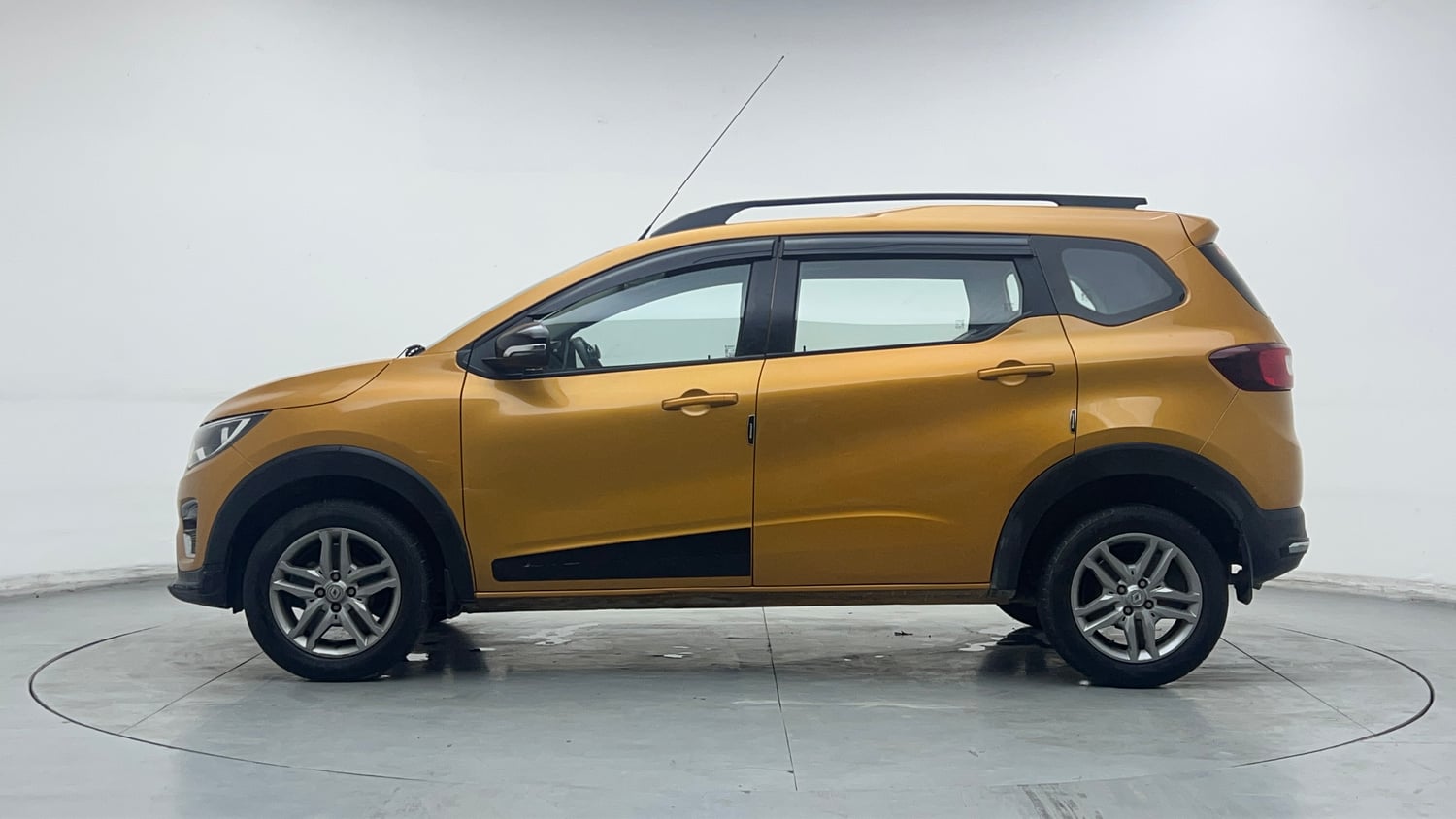 Used 2022 Renault Triber RXZ Petrol Manual exterior LEFT SIDE VIEW