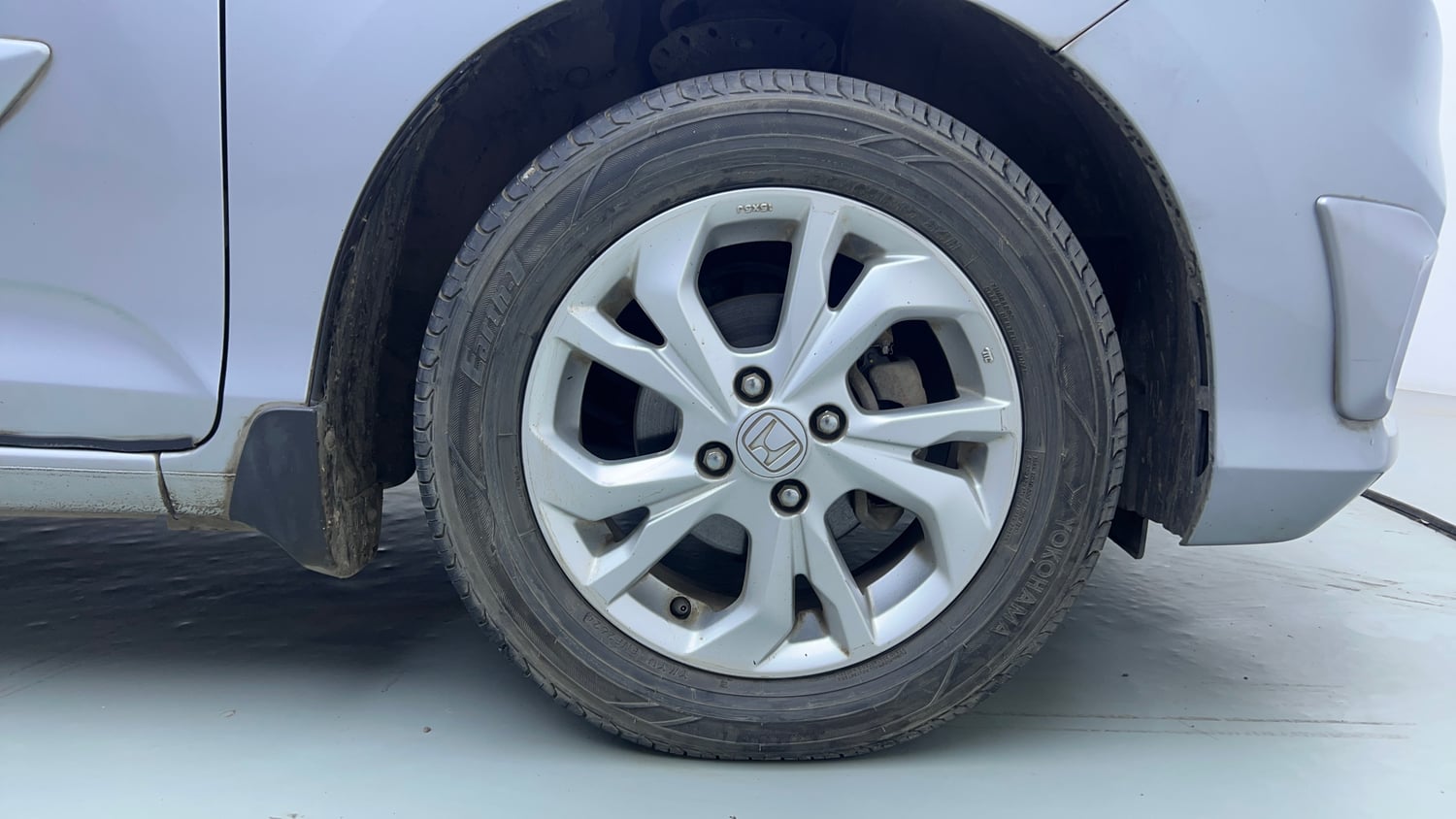 Used 2018 Honda Amaze 1.2 V CVT Petrol Petrol Automatic tyres RIGHT FRONT TYRE RIM VIEW
