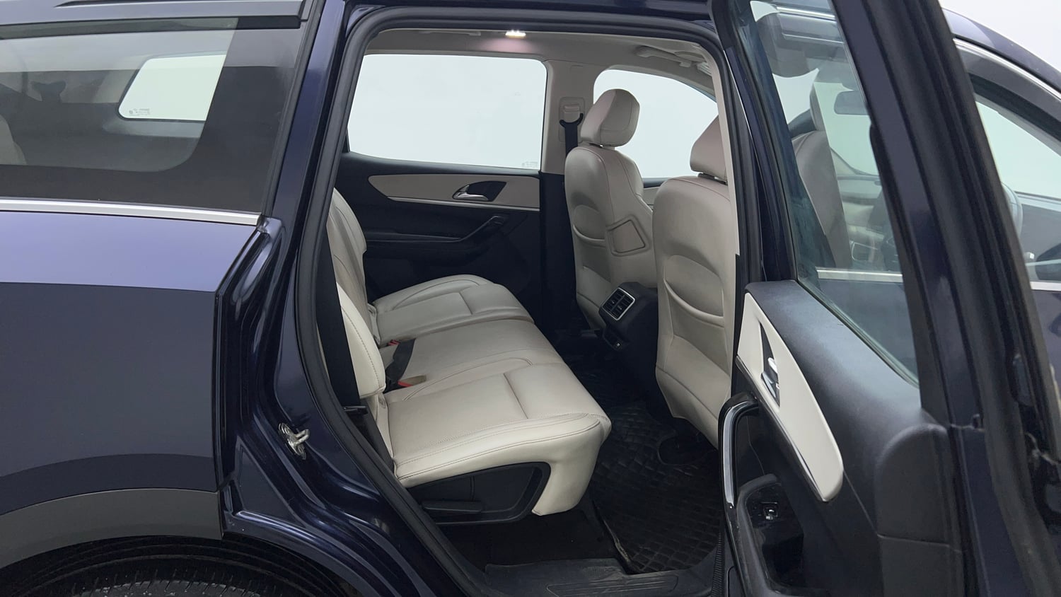 Used 2022 Mahindra XUV700 AX 7 Petrol AT Luxury Pack 7 STR Petrol Automatic interior RIGHT SIDE REAR DOOR CABIN VIEW