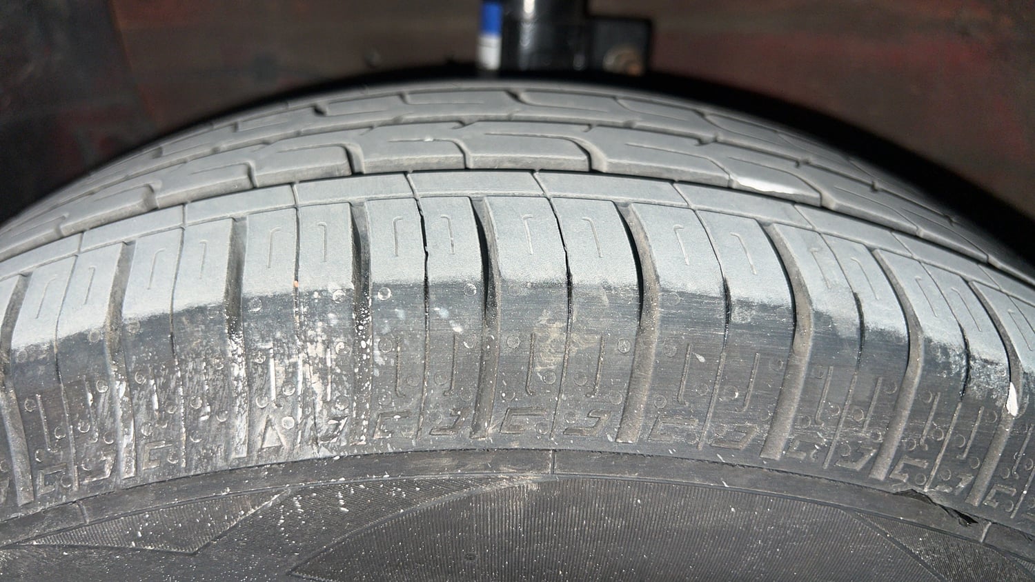 Used 2016 Maruti Suzuki Swift ZXi Petrol Manual tyres LEFT FRONT TYRE TREAD VIEW