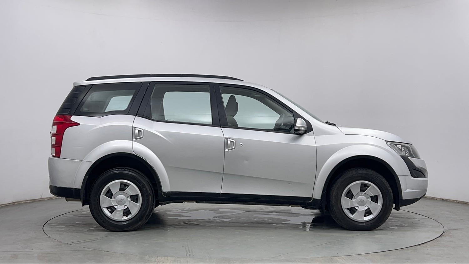 Used 2015 Mahindra XUV500 W6 Diesel Manual exterior RIGHT SIDE VIEW