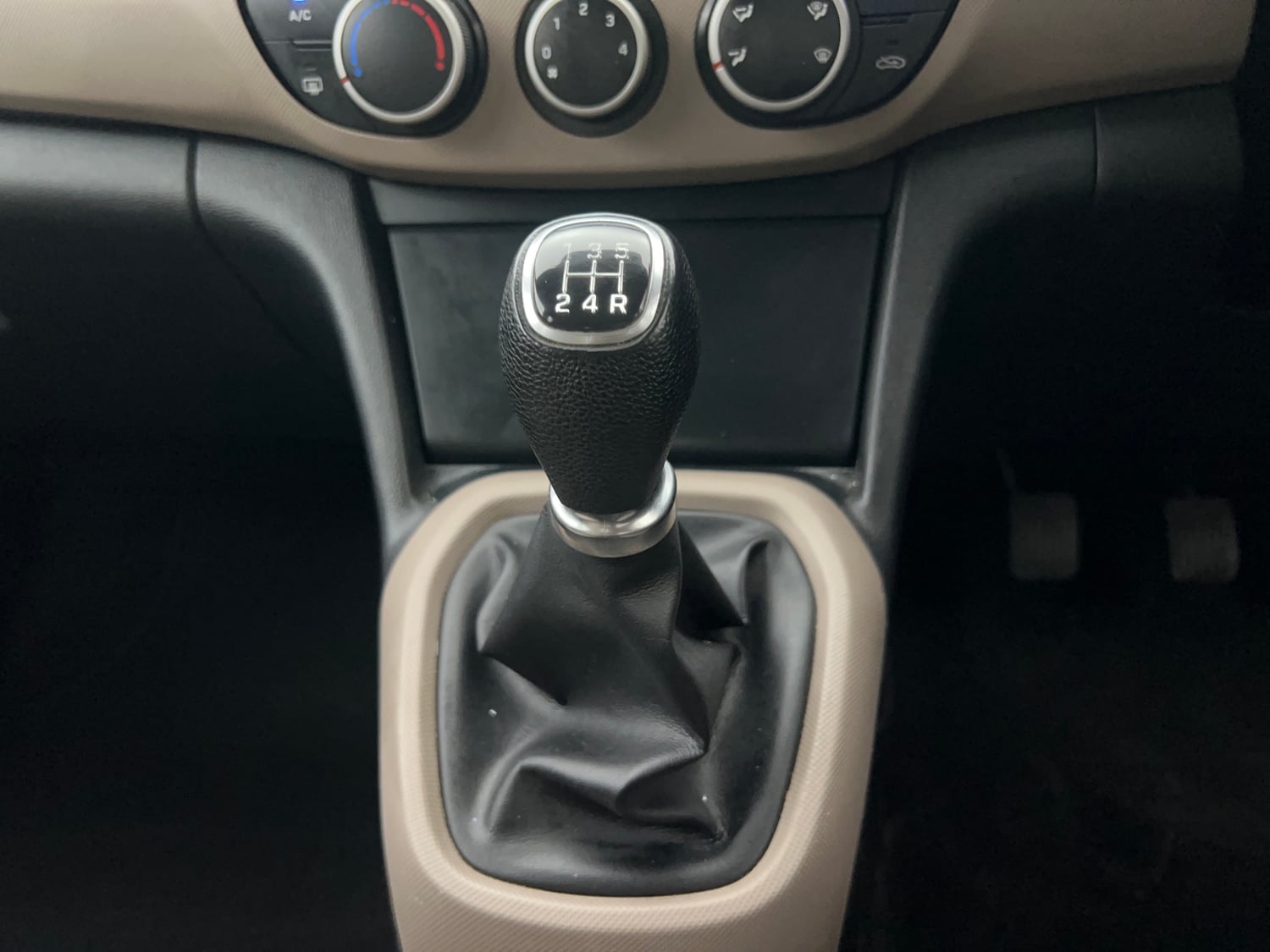 Used 2018 Hyundai Xcent SX Petrol Manual interior GEAR  KNOB VIEW