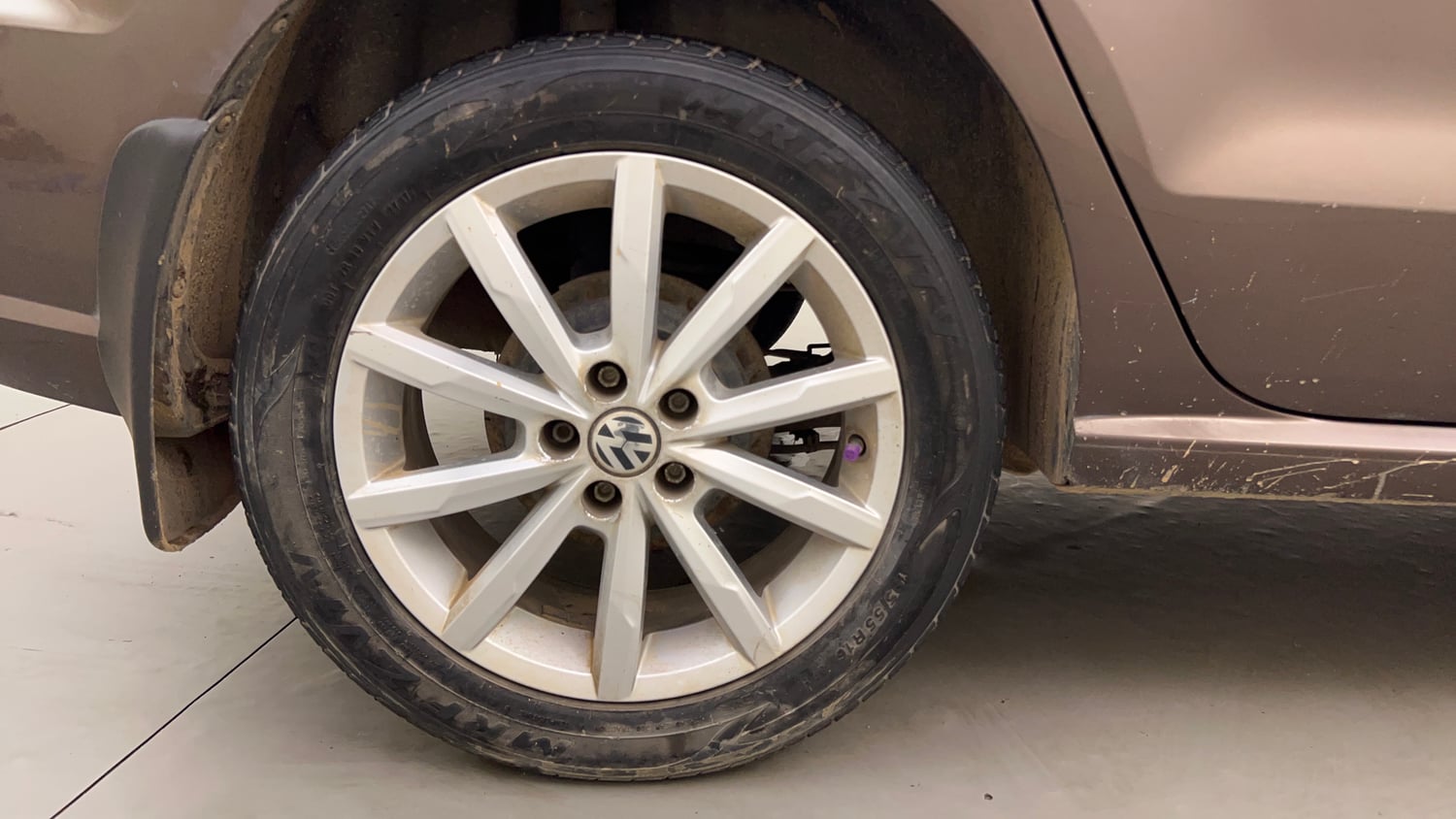 Used 2017 Volkswagen Ameo Highline1.2L Plus (P) 16 Alloy Petrol Manual tyres RIGHT REAR TYRE RIM VIEW