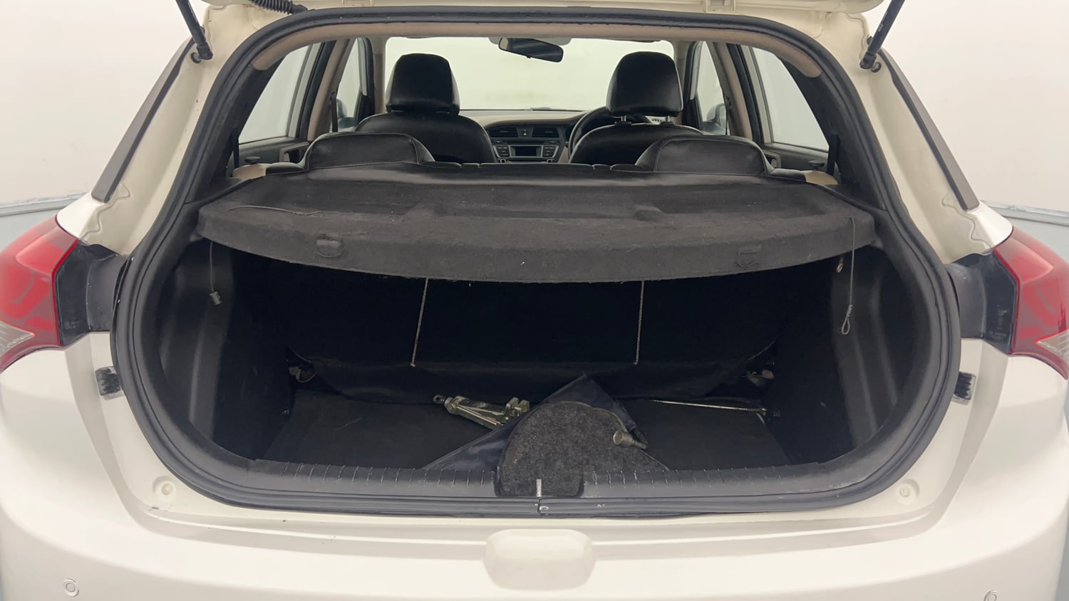Used 2015 Hyundai Elite i20 Magna 1.2 Petrol Manual interior DICKY INSIDE VIEW