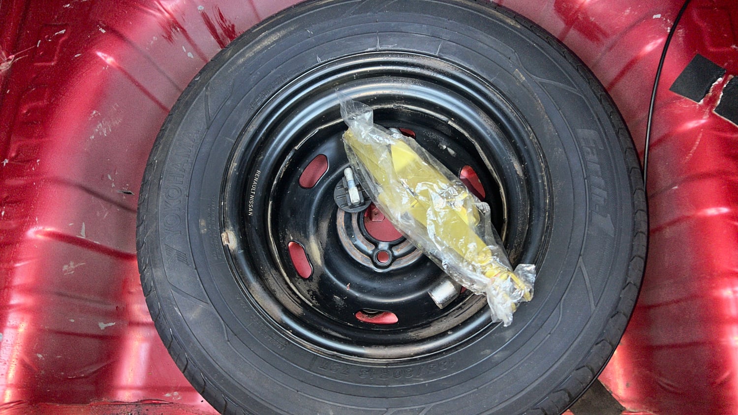 Used 2019 Renault Kwid RXT Opt Petrol Manual tyres SPARE TYRE VIEW