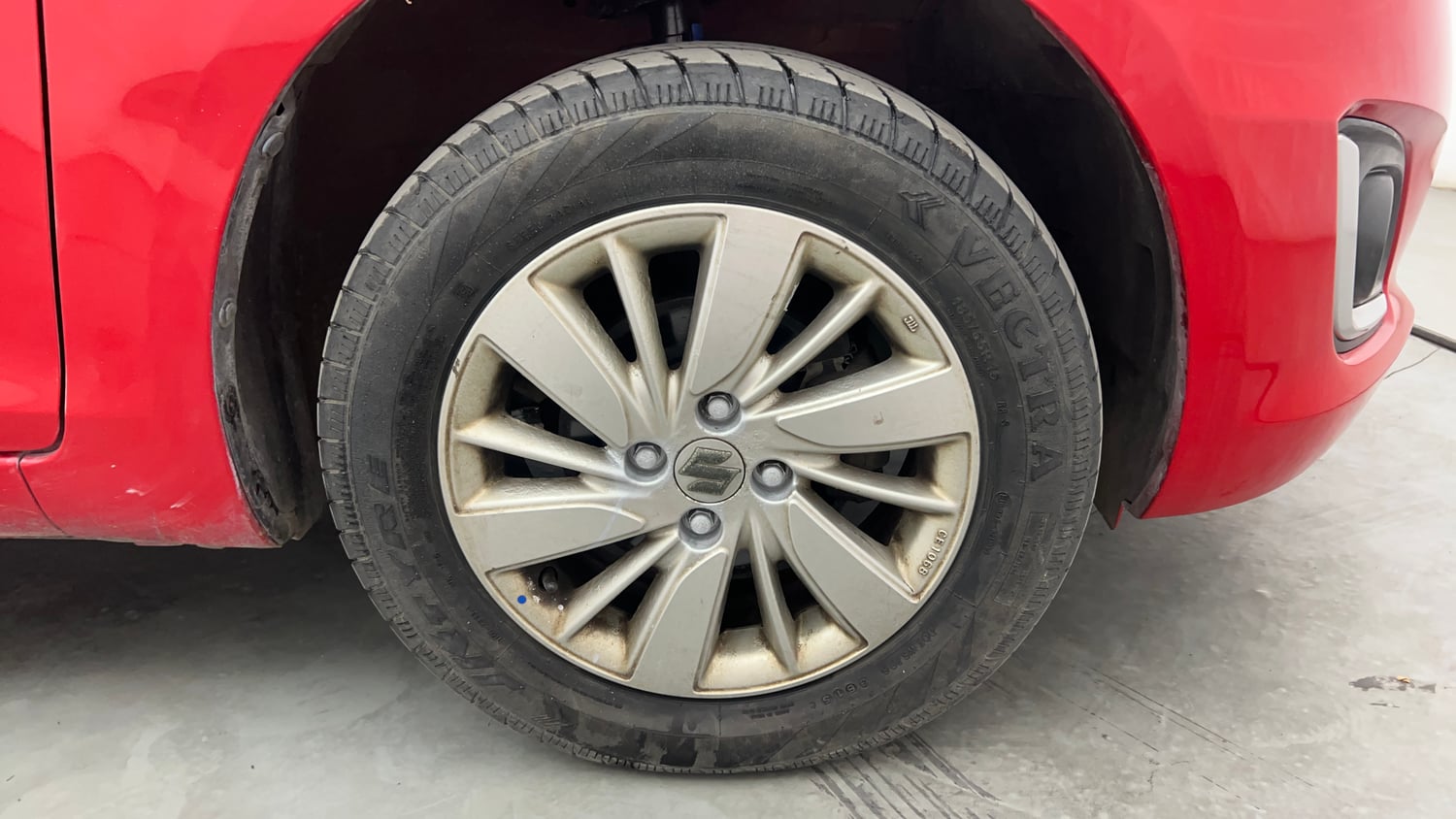 Used 2016 Maruti Suzuki Swift ZXi Petrol Manual tyres RIGHT FRONT TYRE RIM VIEW