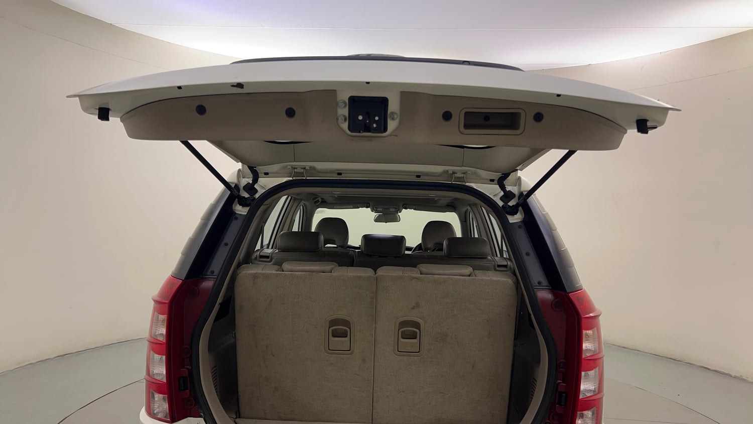Used 2016 Mahindra XUV500 W10 AT Diesel Automatic interior DICKY DOOR OPEN VIEW