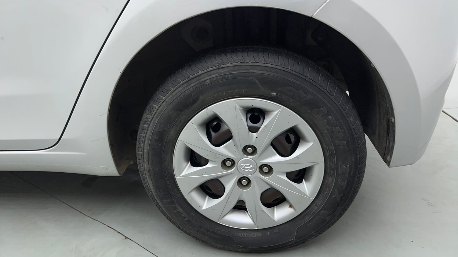 Used 2015 Hyundai Elite i20 Magna 1.2 Petrol Manual tyres LEFT REAR TYRE RIM VIEW
