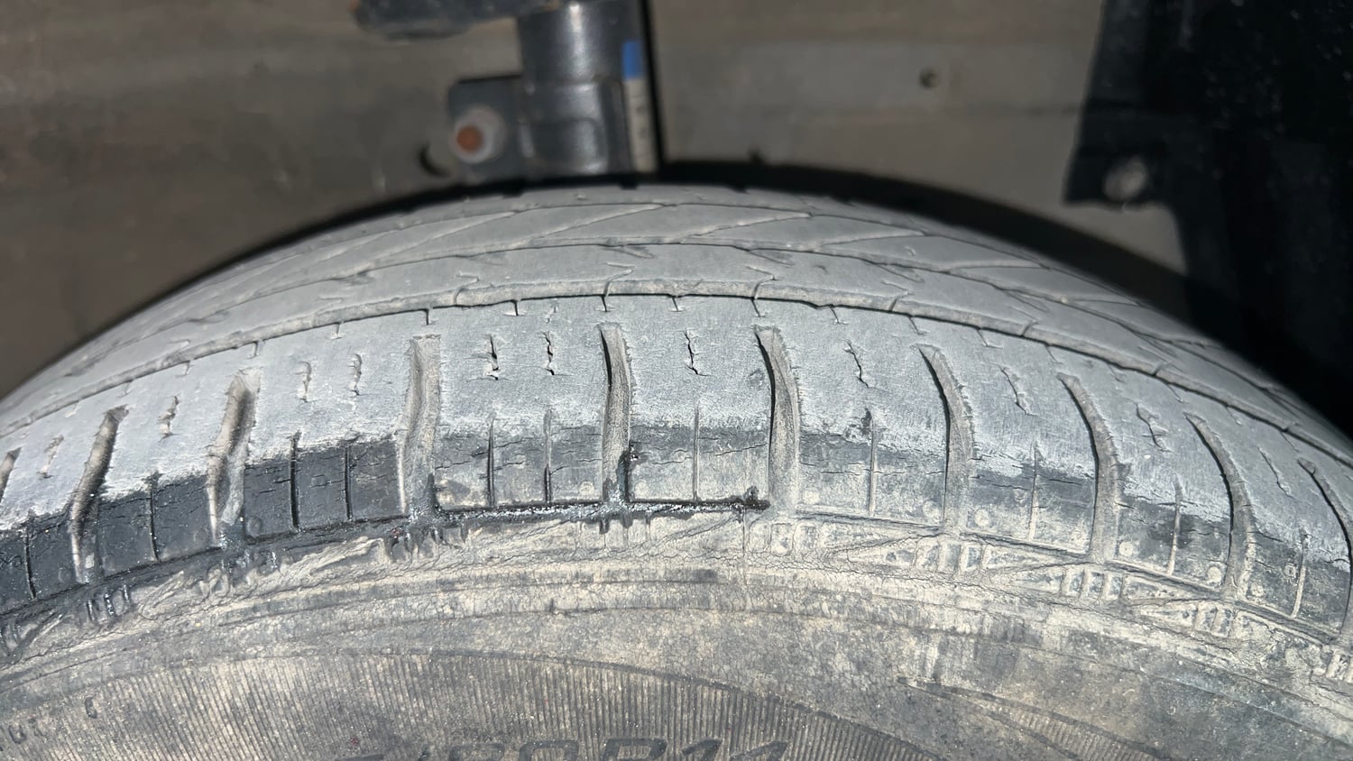 Used 2013 Maruti Suzuki Swift VXi Petrol Manual tyres RIGHT FRONT TYRE TREAD VIEW