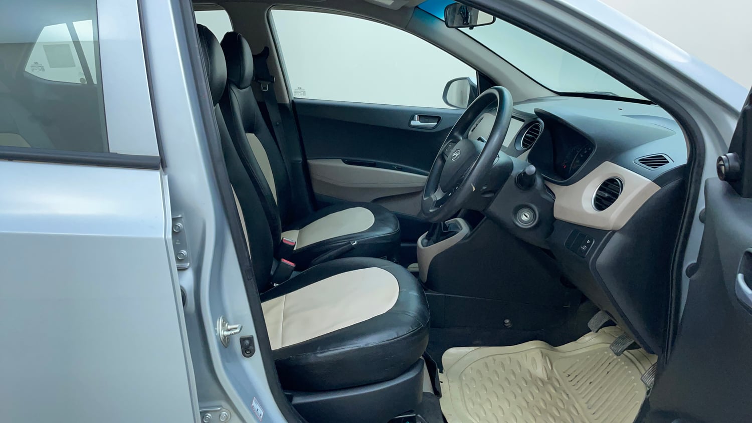 Used 2019 Hyundai Grand i10 Sportz 1.2 Kappa VTVT Petrol Manual interior RIGHT SIDE FRONT DOOR CABIN VIEW