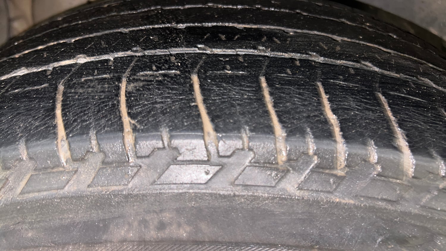 Used 2016 Mahindra XUV500 W10 AT Diesel Automatic tyres RIGHT REAR TYRE TREAD VIEW