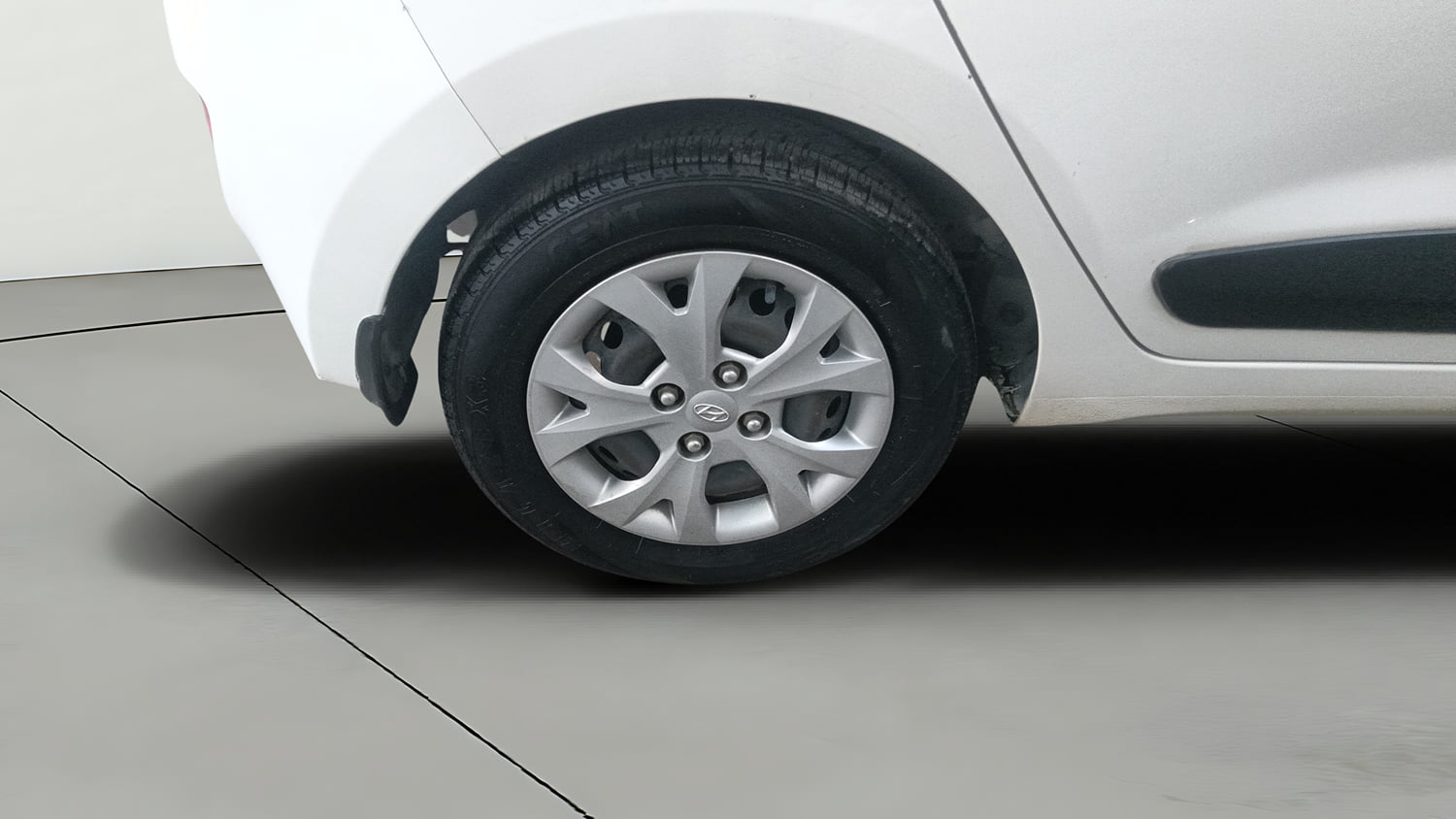 Used 2016 Hyundai Grand i10 Sportz 1.2 Kappa VTVT Petrol Manual tyres RIGHT REAR TYRE RIM VIEW