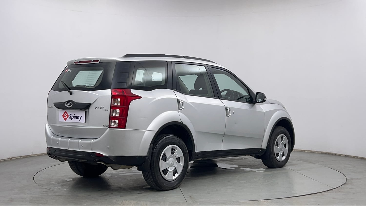 Used 2015 Mahindra XUV500 W6 Diesel Manual exterior RIGHT REAR CORNER VIEW