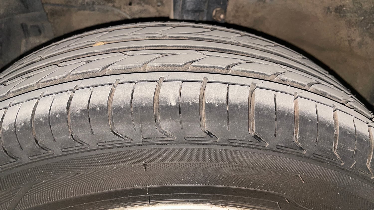 Used 2017 Maruti Suzuki Swift ZDi Diesel Manual tyres LEFT FRONT TYRE TREAD VIEW