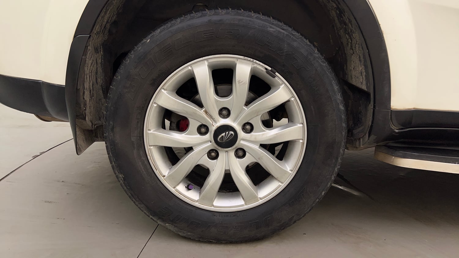 Used 2016 Mahindra XUV500 W10 AT Diesel Automatic tyres RIGHT REAR TYRE RIM VIEW