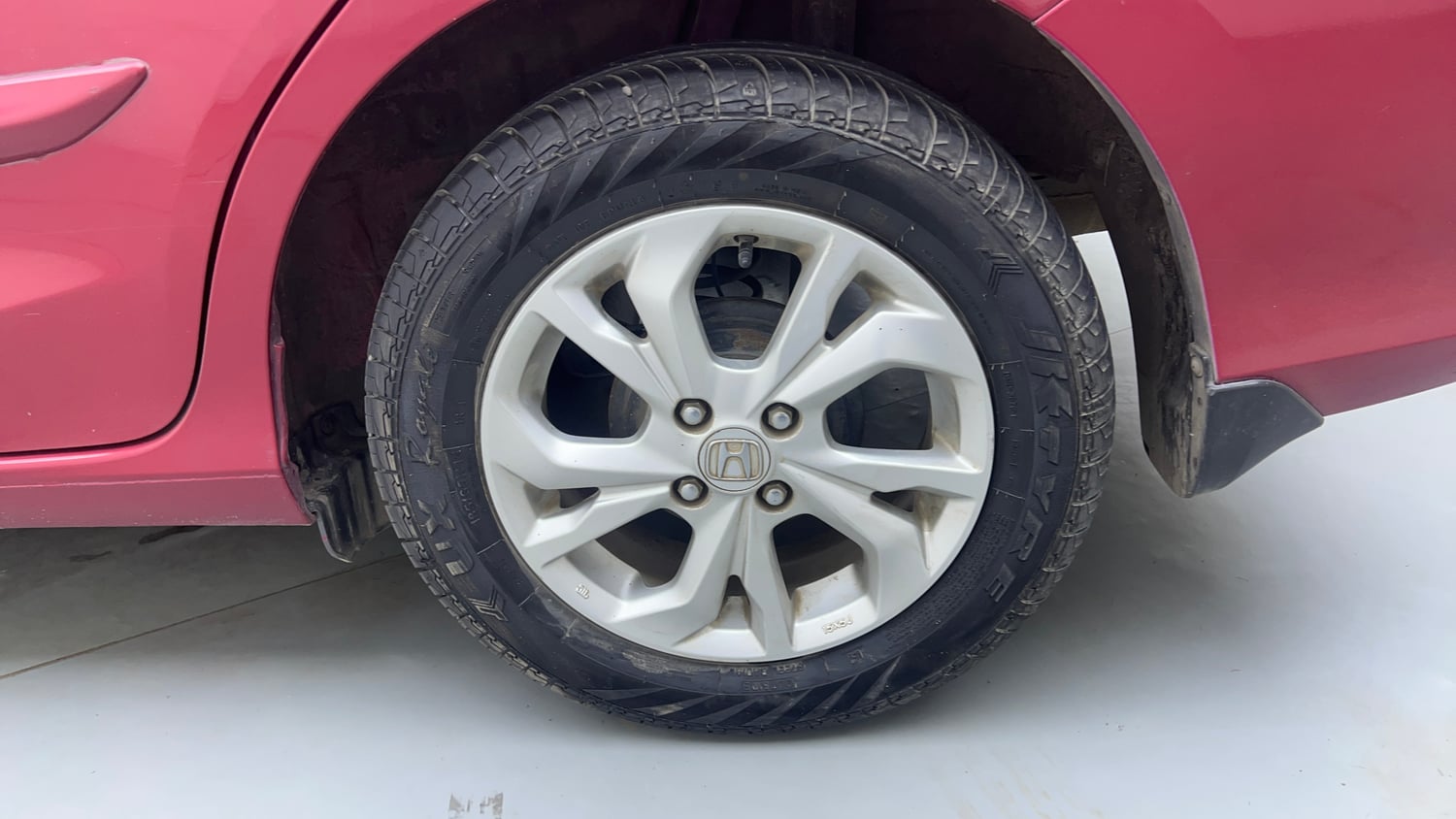 Used 2019 Honda Amaze 1.2 VX CVT Petrol Petrol Automatic tyres LEFT REAR TYRE RIM VIEW