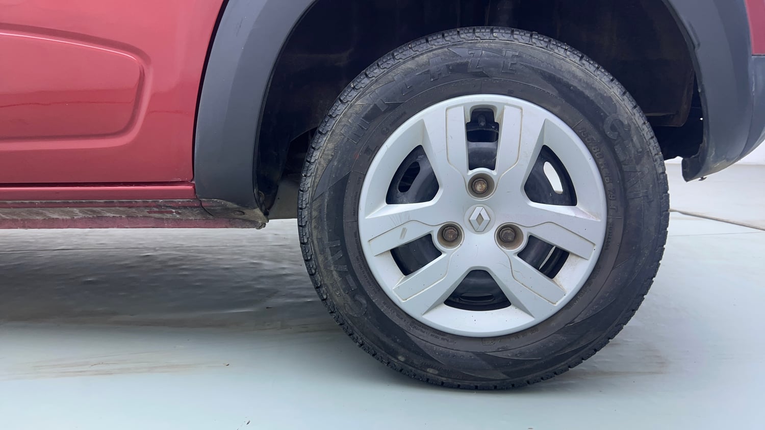 Used 2019 Renault Kwid RXT Opt Petrol Manual tyres LEFT REAR TYRE RIM VIEW